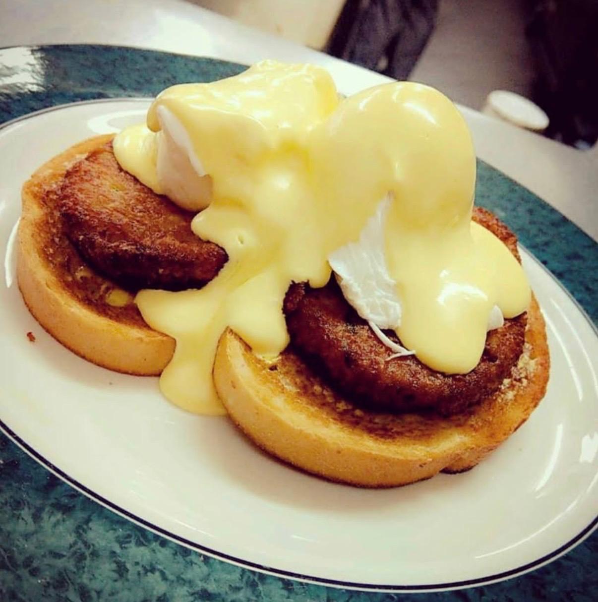 Eggs Benedict at Racetrack Café